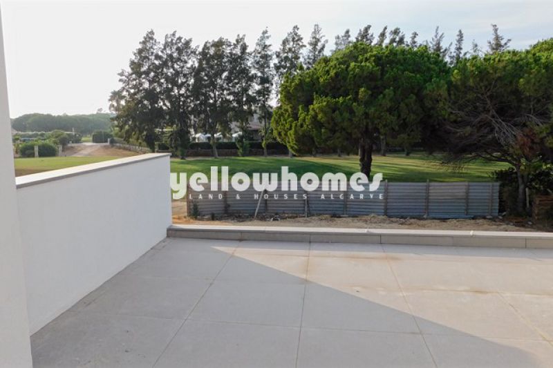 Moradia contemporânea em construção frente ao golfe em Vilamoura